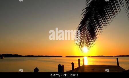 Wunderbarer Pier bei Sonnenuntergang auf den USA Keys - ISLAMORADA, USA - 12. APRIL 2016 Stockfoto