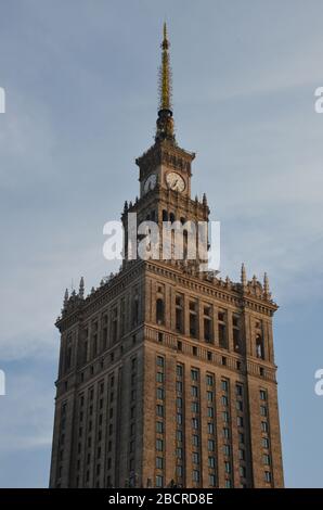 Außenansicht des 1955 erbauten Palast für Kultur und Wissenschaft (PKiN), entworfen von Lev Rudnev, August, Warschau, Polen, 2019 Stockfoto