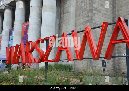 Schild "Warszawa" außerhalb des Palast für Kultur und Wissenschaft (PKiN), erbaut 1955, entworfen von Lev Rudnev, August, Warschau, Polen, 2019 Stockfoto