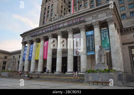 Eingang zum Palast für Kultur und Wissenschaft (PKiN), erbaut 1955, entworfen von Lev Rudnev, August, Warschau, Polen, 2019 Stockfoto