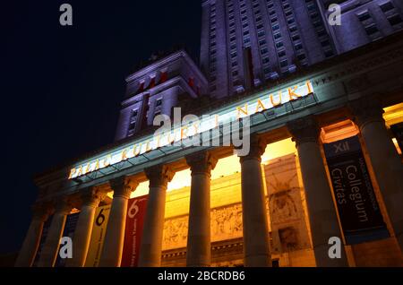 Eingang zum Palast für Kultur und Wissenschaft (PKiN) in der Nacht, erbaut 1955, entworfen von Lev Rudnev, August, Warschau, Polen, 2019 Stockfoto