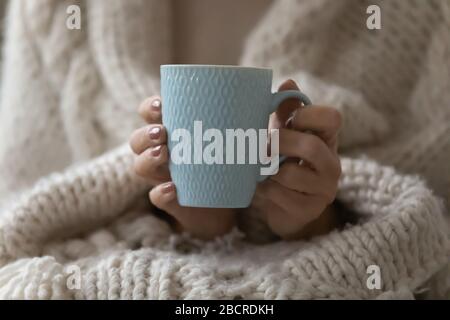 Nahaufnahme des Getränks mit weiblicher Hand. Stockfoto