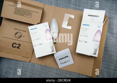 Paris, Frankreich - 7. August 2019: Blick von oben auf das unboxende Paket von Amazon Prime mit zwei neuen, mit dem Internet verbundenen Philips Hue E14 Farben und weißen Ambiance Birnen Stockfoto