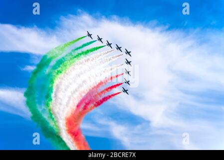 Parma, Italien - 21. Juni 2015: Italienisches Kunstflugdemonstrationsteam Frecce Tricolori auf der Parma Airshow Stockfoto