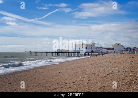 BOGNOR REGIS, WEST SUSSEX, ENGLAND, Großbritannien - 14. MÄRZ 2020: Blick entlang des Strandes zum Pier.Frühfrühling Sonnenschein. Stockfoto