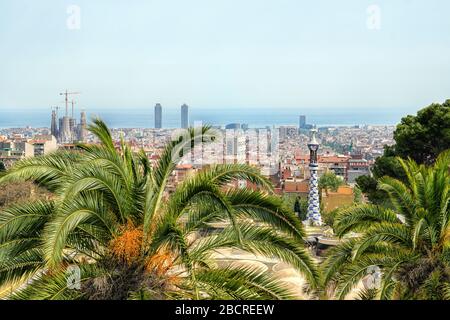 Barcelona, Spanien - 23. April 2018: Blick auf den beeindruckenden Park Guell in Palmenblättern Stockfoto