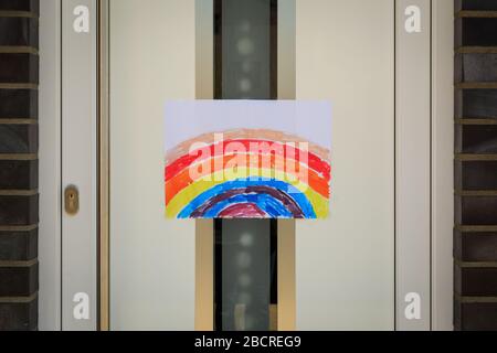 Sythen, NRW, Deutschland. April 2020. Kinder haben gemalte Bilder von Regenbögen und Botschaften der Hoffnung auf Türen und Fenster in der Kleinstadt Sythen gelegt, um diejenigen aufzuheitern, die sich Sorgen um das Coronavirus machen. Die Nachrichten beinhalten "gesund bleiben" und "alles wird gut") ähnliche fröhliche Regenbogenbilder wurden in ganz Deutschland gesehen, von Kindern gestaltet, während Schulen und die meisten Kindergärten geschlossen sind. Kredit: Imageplotter/Alamy Live News Stockfoto