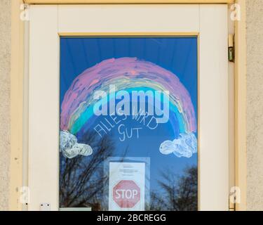 Sythen, NRW, Deutschland. April 2020. Kinder haben gemalte Bilder von Regenbögen und Botschaften der Hoffnung auf Türen und Fenster in der Kleinstadt Sythen gelegt, um diejenigen aufzuheitern, die sich Sorgen um das Coronavirus machen. Die Nachrichten beinhalten "gesund bleiben" und "alles wird gut") ähnliche fröhliche Regenbogenbilder wurden in ganz Deutschland gesehen, von Kindern gestaltet, während Schulen und die meisten Kindergärten geschlossen sind. Kredit: Imageplotter/Alamy Live News Stockfoto