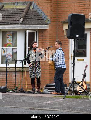 Glasgow, Schottland, Großbritannien. April 2020. Eine Familie im Süden Glasgows gibt Nachbarn ein improvisiertes traditionelles Musikkonzert inmitten der Coronavirus Sperre. Kredit: Douglas Carr/Alamy Live News Stockfoto