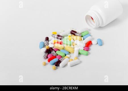 Bunte verschiedene pharmazeutische Pillen, Tabletten, Kapseln und Flasche auf weißem Hintergrund. Kopierbereich. Stockfoto