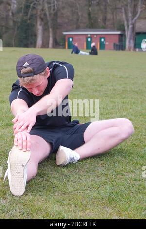 Sheffield, South Yorkshire, Großbritannien. , . Robin Smith, 20, Übungen im Endcliffe Park in Sheffield. Die britische Regierung hat eine Sperre angekündigt, um die Ausbreitung des Coronavirus zu verlangsamen. Fotokredit: Ioannis Alexopoulos/Alamy Live News Stockfoto