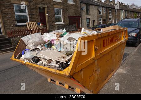 Ein fast voller Sprung auf der Bate Mill Road New Mills, Derbyshire Stockfoto
