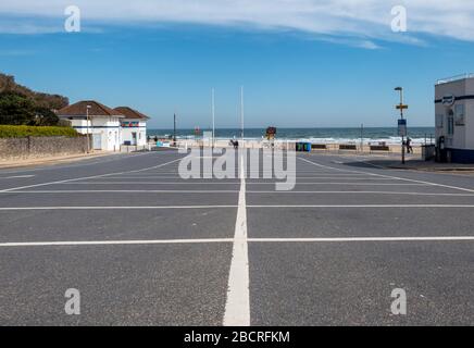 Bournemouth, Dorset, Großbritannien. April 2020. Ein leerer Parkplatz am Strand in Bournemouth Dorset, Großbritannien. Kredit: Thomas Faull/Alamy Live News Stockfoto