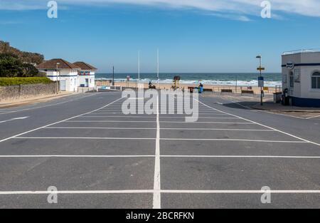 Bournemouth, Dorset, Großbritannien. April 2020. Ein leerer Parkplatz am Strand in Bournemouth Dorset, Großbritannien. Kredit: Thomas Faull/Alamy Live News Stockfoto