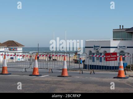 Bournemouth, Dorset, Großbritannien. April 2020. Ein leerer Parkplatz am Strand in Bournemouth Dorset, Großbritannien. Kredit: Thomas Faull/Alamy Live News Stockfoto