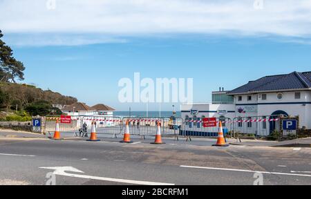 Bournemouth, Dorset, Großbritannien. April 2020. Ein leerer Parkplatz am Strand in Bournemouth Dorset, Großbritannien. Kredit: Thomas Faull/Alamy Live News Stockfoto