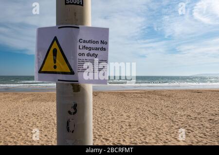 Bournemouth, Dorset, Großbritannien. April 2020. Schild warnt Menschen vor sozialer Distanzierung am Strand in Bournemouth, Großbritannien während der Coronavirus Pandemie. Kredit: Thomas Faull/Alamy Live News Stockfoto