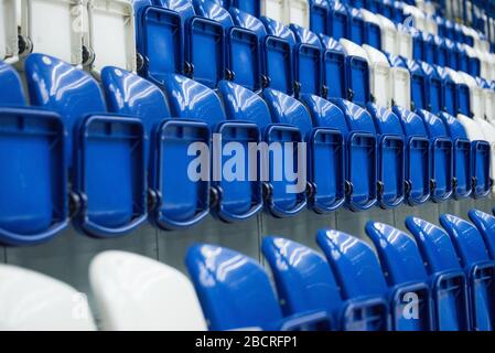 Dunkelblaues Metall, leere Plätze im Konzert- oder Hockeystadion, Sitzreihe im Sportstadion. Stockfoto