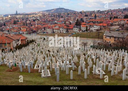Sarajevo, Bosnien und Herzegowina - 27. Februar 2019: Mehrere Grabsteine auf dem Shaid Friedhof in Kovaci, Sarajevo, Bosnien und Herzegowina Stockfoto