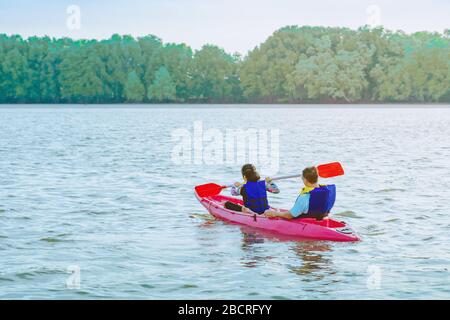 Touristen fahren mit Floßbooten, um sich zu entspannen und Kajak zu fahren, um die roten Falken und den Mangrovenwald im Meer bei Bang Chan (No-Land Village), Chantha, zu beobachten Stockfoto