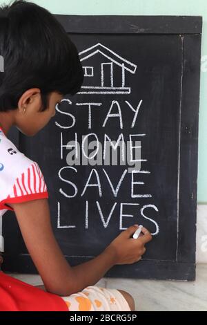 "Day Home Save Lives"-Slogan aufgrund des weltweiten Ausbruchs der Coronavirus Pandemie. Covid-19, Motivationsphrase unter Quarantäne stellen. Das Konzept "Bleibe zu Hause". Stockfoto