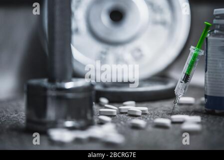 Doping im Fitnessstudio, Bodybuilding Cheating Photo, schwarzer Hintergrund Stockfoto