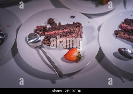 Torte mit Erdbeeren und Schlagsahne dekoriert mit Minze. Ansicht von oben Stockfoto