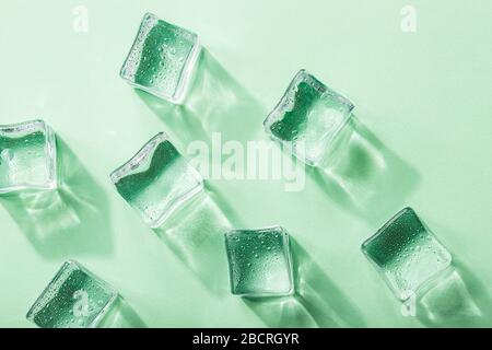 Farbiges Banner mit frischen Eiswürfeln und Reflexionen Stockfoto