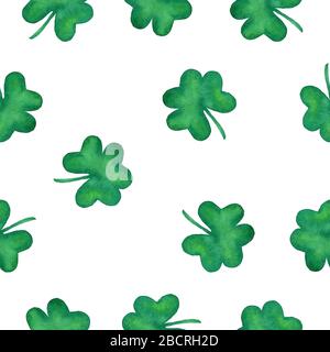 st patricks Tageshintergrund mit grünem Kleeblatt, nahtloses Wiederholungsmuster mit Aquarellshamrock für Hintergründe, Stoff oder Wrapping Projekte Stockfoto