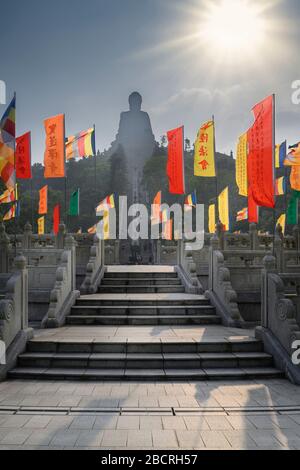 Der Tian Tan Buddha, auch Tiantan Buddha, ist eine Buddhastatue aus Bronze in Ngong Ping auf der Insel Lantau in Hongkong Stockfoto