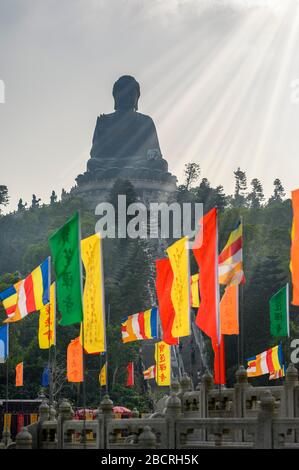 Der Tian Tan Buddha, auch Tiantan Buddha, ist eine Buddhastatue aus Bronze in Ngong Ping auf der Insel Lantau in Hongkong Stockfoto