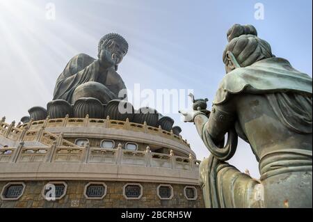 Der Tian Tan Buddha, auch Tiantan Buddha, ist eine Buddhastatue aus Bronze in Ngong Ping auf der Insel Lantau in Hongkong Stockfoto
