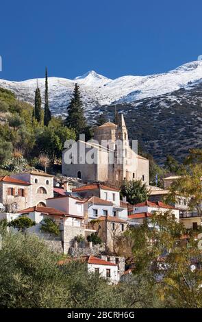 Prosilio Dorf in der Mani Region Griechenland mit seiner alten Kirche und schneebedeckten Taygetos Bergen darüber hinaus Stockfoto