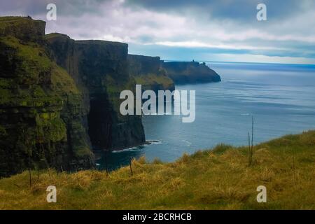 Die berühmten Cliffs of Moher in Irland bieten eine wunderschöne Aussicht Stockfoto