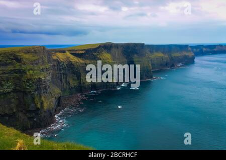 Die berühmten Cliffs of Moher in Irland bieten eine wunderschöne Aussicht Stockfoto