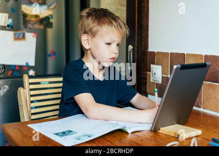 Online von zu Hause lernen. Stockfoto