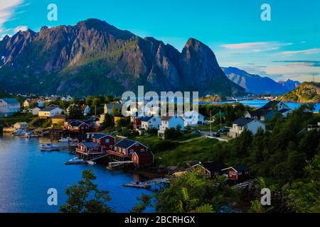 Atemberaubende Aussicht von reine auf die Lofoten Island Stockfoto
