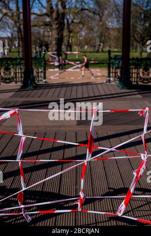 London, Großbritannien. April 2020. Der Bandstand ist geschlossen, weil er ein Treffpunkt ist - EIN sonniger Tag und die Leute sind in vernünftiger Zahl auf Clapham Common SW London, um ihre tägliche Bewegung zu bekommen. Der "Lockdown" setzt sich für den Coronavirus (Covid 19)-Ausbruch in London fort. Credit: Guy Bell/Alamy Live News Stockfoto