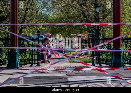 London, Großbritannien. April 2020. Der Bandstand ist geschlossen, weil er ein Treffpunkt ist - EIN sonniger Tag und die Leute sind in vernünftiger Zahl auf Clapham Common SW London, um ihre tägliche Bewegung zu bekommen. Der "Lockdown" setzt sich für den Coronavirus (Covid 19)-Ausbruch in London fort. Credit: Guy Bell/Alamy Live News Stockfoto