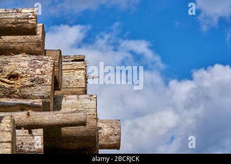 Natürlicher Holzhintergrund - Nahaufnahme von gehacktem Brennholz. Brennholz gestapelt und für den Winterhaufen aus Holzstämmen vorbereitet. Stockfoto