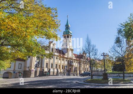 PRAG, TSCHECHIEN - 15. OKTOBER 2017: Die Außenseite des schönen Loreto Sanctuary Gebäudes in Prag. Tagsüber eingenommen. Menschen sind zu sehen Stockfoto