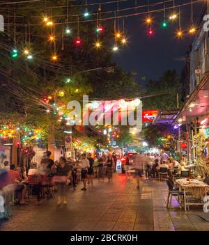 BANGKOK, THAILAND - 16. MÄRZ 2017: Restaurants und Nachtleben in Bangkok entlang RAM Buttri (Straße) in der Nähe der Straße Khao san. Viele Menschen sind zu sehen. Stockfoto