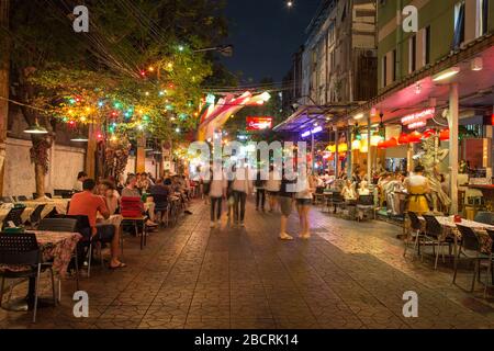 BANGKOK, THAILAND - 16. MÄRZ 2017: Restaurants und Nachtleben in Bangkok entlang RAM Buttri (Straße) in der Nähe der Straße Khao san. Viele Menschen sind zu sehen. Stockfoto