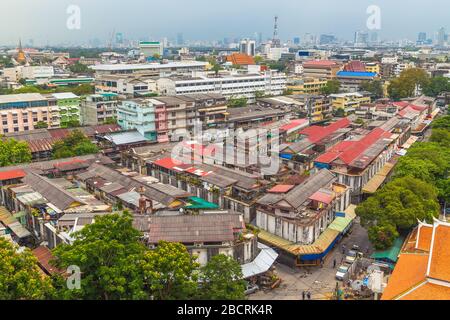 Blick auf die Skyline von Bangkok. Viele Gebäude und Wohnungen. Stockfoto