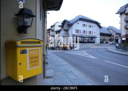 Affiche informative sur les horaires de relevé du courrier. Covid19 Saint-Gervais-les-Bains. Haute-Savoie. Frankreich. Stockfoto