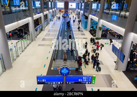 Passagiere auf dem Reiseveranstalter auf einem langen Korridor im Flughafen Istanbul (ist), Türkei Stockfoto