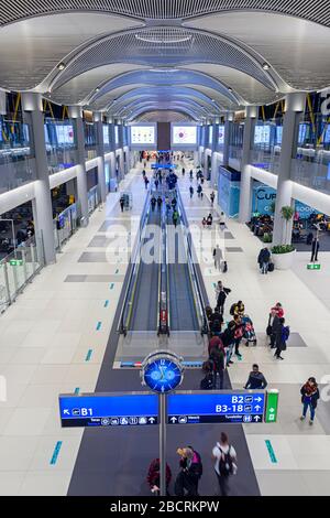 Passagiere auf dem Reiseveranstalter auf einem langen Korridor im Flughafen Istanbul (ist), Türkei Stockfoto