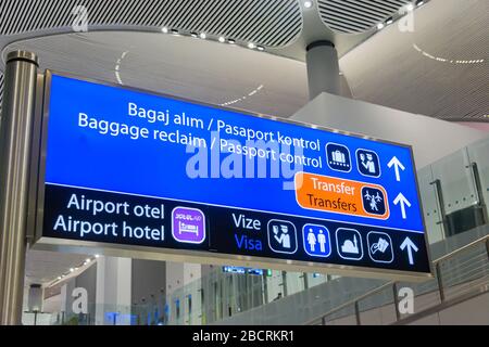 Schild am Flughafen Istanbul, Türkei, mit Hinweisschildern zur Passkontrolle, Gepäckausgabe, Transfers und Touristenvisumstelle. Stockfoto