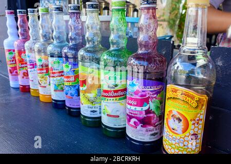 Flaschen aromatisierter Sirupe in einem Straßencafé zum Herstellen von Milchshakes und zerdrückten Eisgetränken, Kata Beach, Phuket, Thailand Stockfoto