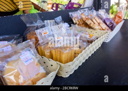 Gebackene Snacks zum Verkauf in einem Straßencafé, Phuket, Thailand Stockfoto